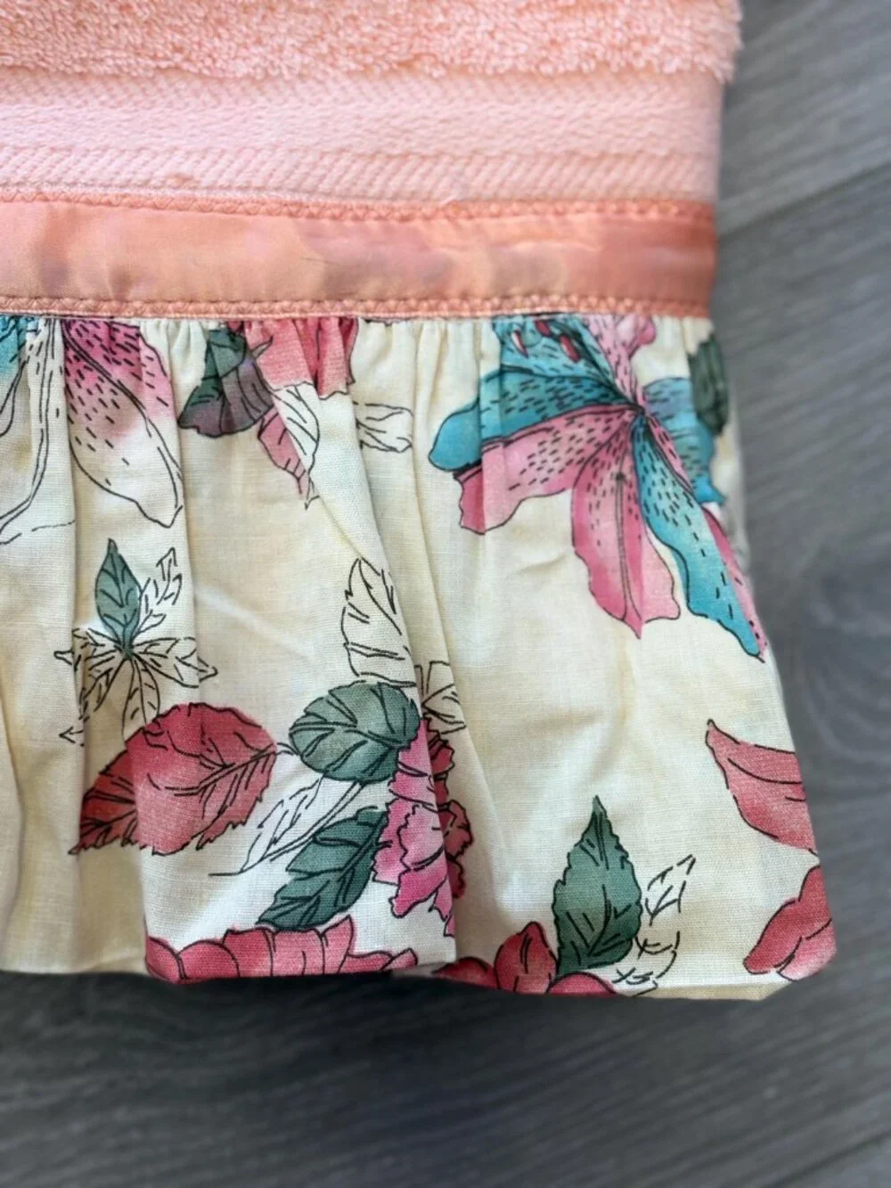 Vintage Cannon Bath Towel- Peach with Ruffle Floral Trim